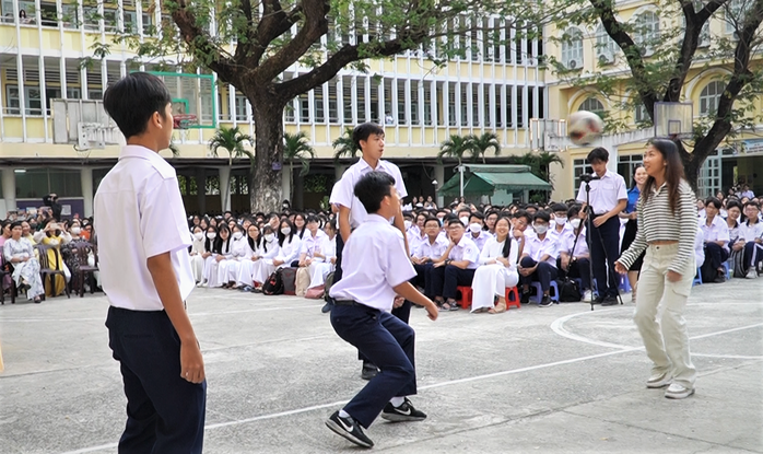 Học trò trường chuyên vây quanh xin chữ ký Quả bóng vàng Huỳnh Như - Ảnh 6.