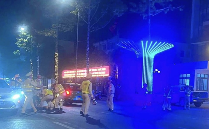 Một cảnh sát thuộc Bộ Công an bị gãy chân khi kiểm tra xe ở Đồng Nai - Ảnh 1.