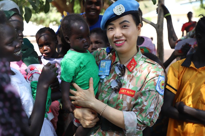 Bệnh viện dã chiến mũ nồi xanh khám bệnh, tặng quà người dân Nam Sudan - Ảnh 4.