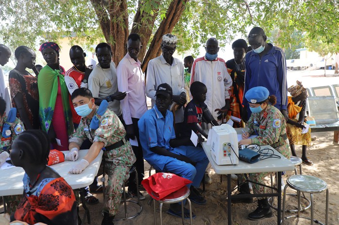 Bệnh viện dã chiến mũ nồi xanh khám bệnh, tặng quà người dân Nam Sudan - Ảnh 5.