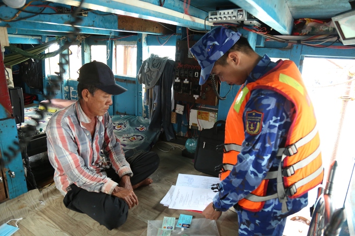 Vùng Cảnh sát biển 4 dẫn giải tàu cá chở hàng trái phép về Phú Quốc - Ảnh 2.