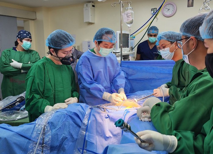 Bác sĩ Việt Nam chuyển giao kỹ thuật phẫu thuật robot cho bác sĩ Philippines - Ảnh 1.