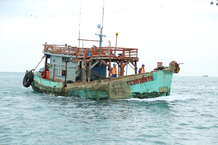 Vùng Cảnh sát biển 4 dẫn giải tàu cá chở hàng trái phép về Phú Quốc - Ảnh 1.