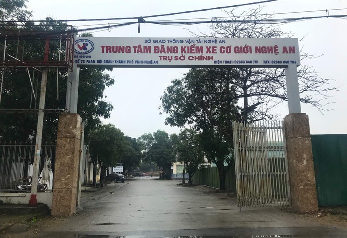 Khám xét nơi làm việc của Phó Giám đốc Trung tâm Đăng kiểm xe cơ giới - Ảnh 1.