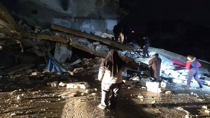 Động đất kinh hoàng, hơn 1.300 người thiệt mạng ở Thổ Nhĩ Kỳ và Syria - Ảnh 1.