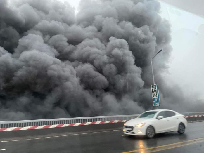 Cháy bãi phế liệu ngay dưới gầm, khói đen kịt cuồn cuộn bốc lên mặt cầu Thăng Long - Ảnh 2.