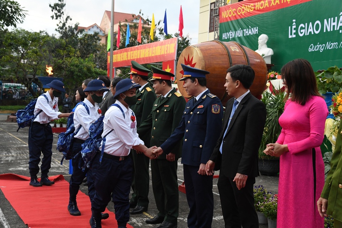 Bộ Tư lệnh Vùng Cảnh sát biển 2 nhận quân năm 2023 - Ảnh 1.