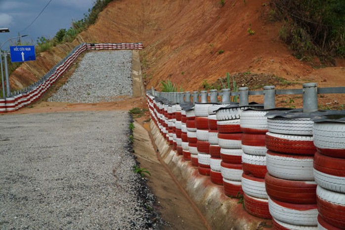 Giảm tai nạn bằng… lốp ôtô cũ - Ảnh 1.