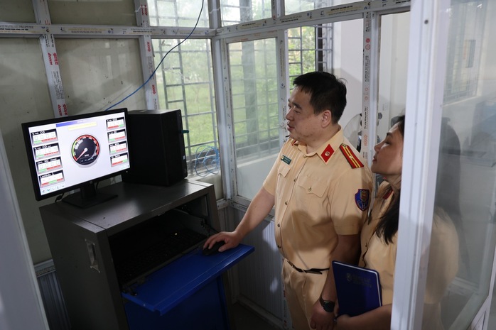 CSGT bắt đầu kiểm định phương tiện tại các trung tâm đăng kiểm ở TP Hà Nội và TP HCM  - Ảnh 1.