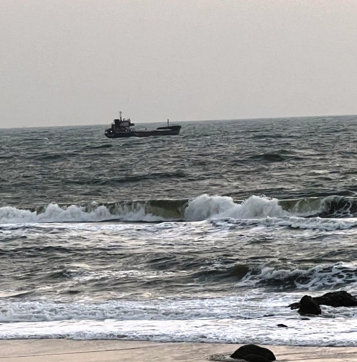 Tàu hàng gặp nạn tự ý rời khỏi vùng biển Bình Thuận - Ảnh 1.