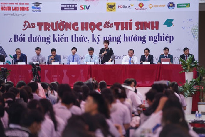 Đưa trường học đến thí sinh 2023 tại Sóc Trăng: Giải cơn khát thông tin hướng nghiệp - Ảnh 1.