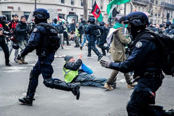 Pháp ngày càng nóng vì cải cách lương hưu của Tổng thống Macron - Ảnh 1.