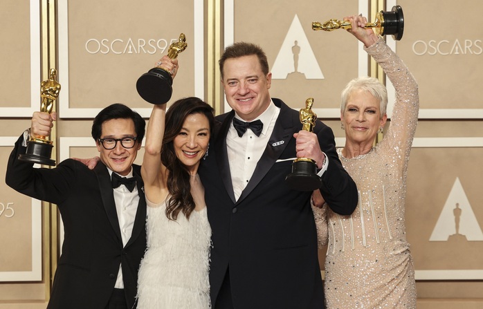 Dương Tử Quỳnh “đá xéo” phóng viên CNN trên sân khấu lễ trao giải Oscar 2023 - Ảnh 10.