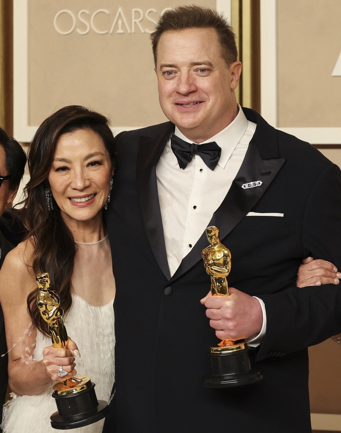 Dương Tử Quỳnh “đá xéo” phóng viên CNN trên sân khấu lễ trao giải Oscar 2023 - Ảnh 7.