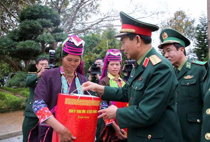 Bộ trưởng Bộ Quốc phòng thăm và làm việc tại Đồn Biên phòng Pò Hèn - Ảnh 3.