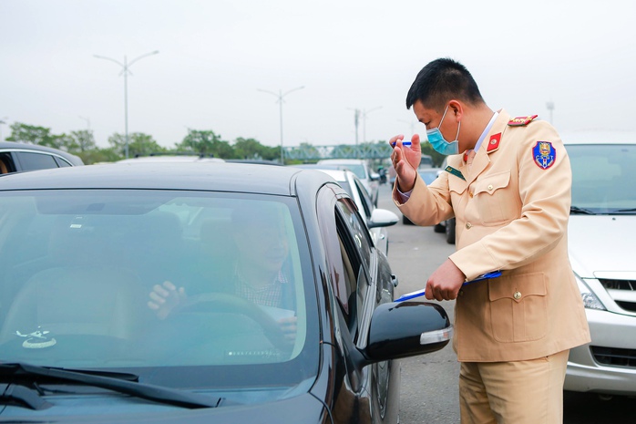 Clip: CSGT phát tem phiếu cho người dân đi đăng kiểm - Ảnh 13.