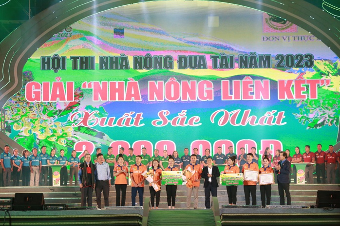 Nhà nông đua tài tại Lễ hội cà phê: Phần thưởng cao nhất thuộc về đội Sơn La - Ảnh 7. Nhà nông đua tài tại Lễ hội cà phê: Phần thưởng cao nhất thuộc về đội Sơn La - Ảnh 7.