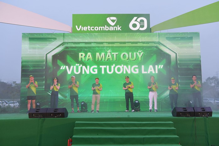 Vietcombank ra mắt Quỹ Vững tương lai, phát động Giải chạy 60 năm Vạn trái tim - Một niềm tin - Ảnh 1.