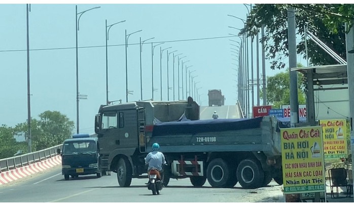 Từ thư bạn đọc: Nguy hiểm rình rập dưới chân cầu Gò Găng - Ảnh 1. Từ thư bạn đọc: Nguy hiểm rình rập dưới chân cầu Gò Găng - Ảnh 1.