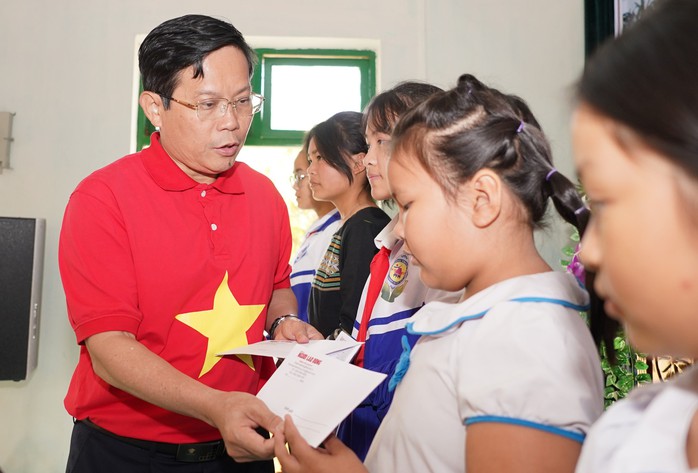 Trao 100 suất học bổng cho học sinh nghèo ở tỉnh Kon Tum - Ảnh 2.