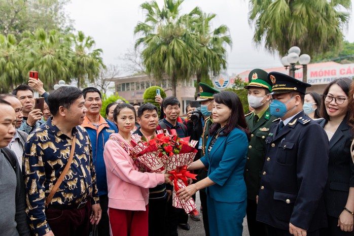 Đoàn khách du lịch Trung Quốc đầu tiên qua cửa khẩu Móng Cái sau dịch COVID-19 - Ảnh 5.