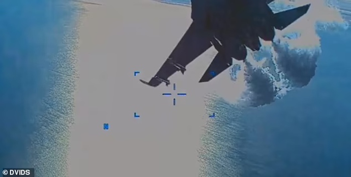 Mỹ công bố video nóng cuộc tiếp xúc giữa UAV và chiến đấu cơ Nga - Ảnh 1.