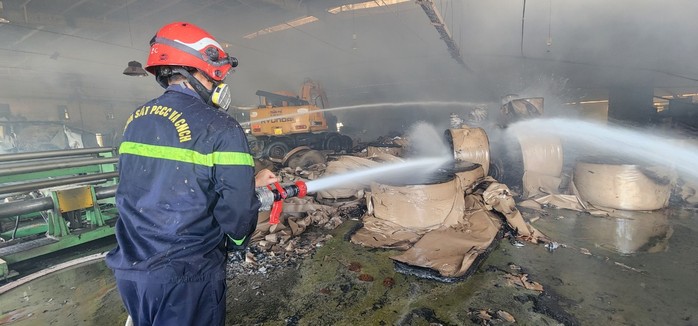 Cháy dữ dội tại công ty giấy rộng hơn 3.000 m2 ở Bình Dương - Ảnh 1.