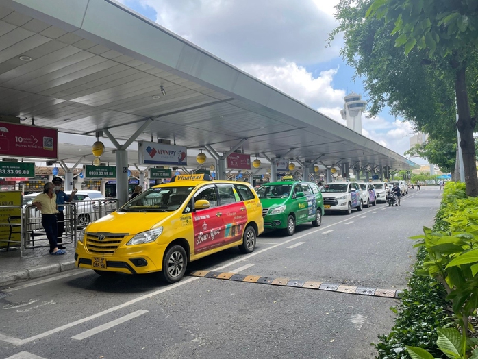 TĂNG GIÁ DỊCH VỤ TAXI TẠI SÂN BAY: Trăm dâu đổ đầu… hành khách - Ảnh 1. TĂNG GIÁ DỊCH VỤ TAXI TẠI SÂN BAY: Trăm dâu đổ đầu… hành khách - Ảnh 1.