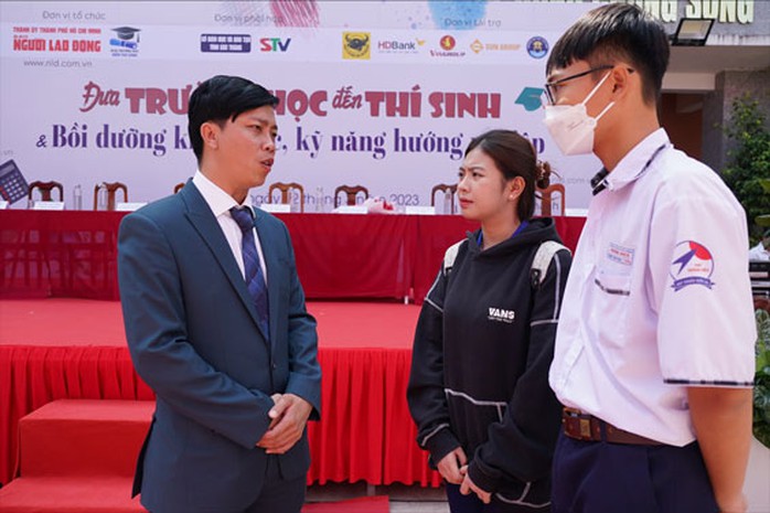 Đưa trường học đến thí sinh năm 2023: Ngành nghề nào phù hợp với học sinh Quảng Trị? - Ảnh 1.