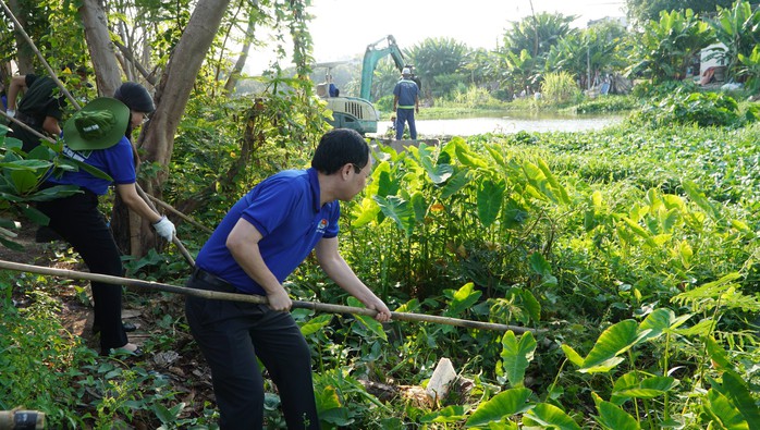 Lãnh đạo TP HCM cùng 1.000 thanh niên dọn vệ sinh kênh, rạch - Ảnh 1.