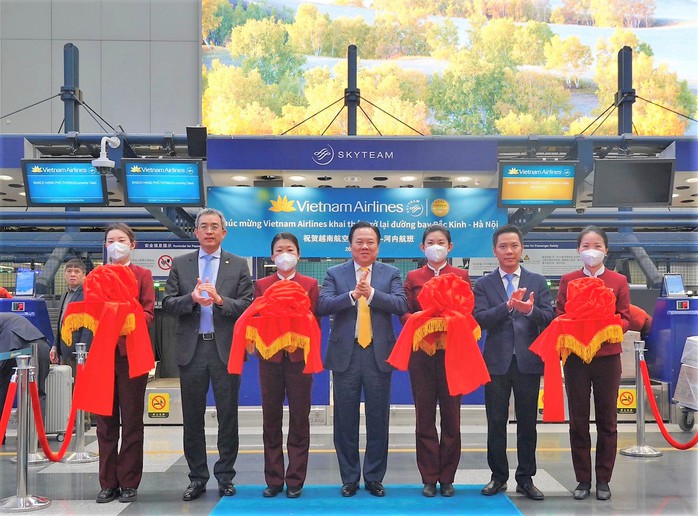 Chuyến bay thường lệ đầu tiên từ Bắc Kinh đến Hà Nội sau đại dịch COVID-19 - Ảnh 1.