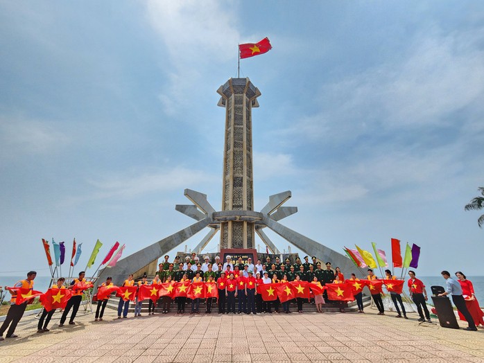 Xúc động hình ảnh cờ Tổ quốc tung bay trên huyện đảo Cồn Cỏ - Ảnh 1. Xúc động hình ảnh cờ Tổ quốc tỷ lệ kèo nhà cái malaysia trên huyện đảo Cồn Cỏ - Ảnh 1.