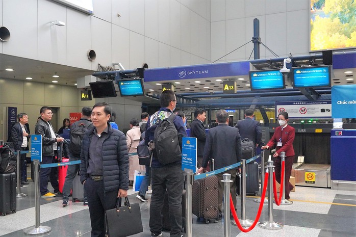 Chuyến bay thường lệ đầu tiên từ Bắc Kinh đến Hà Nội sau đại dịch COVID-19 - Ảnh 2.