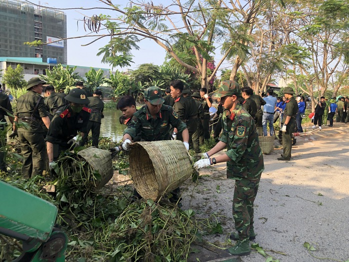 Lãnh đạo TP HCM cùng 1.000 thanh niên dọn vệ sinh kênh, rạch - Ảnh 3.