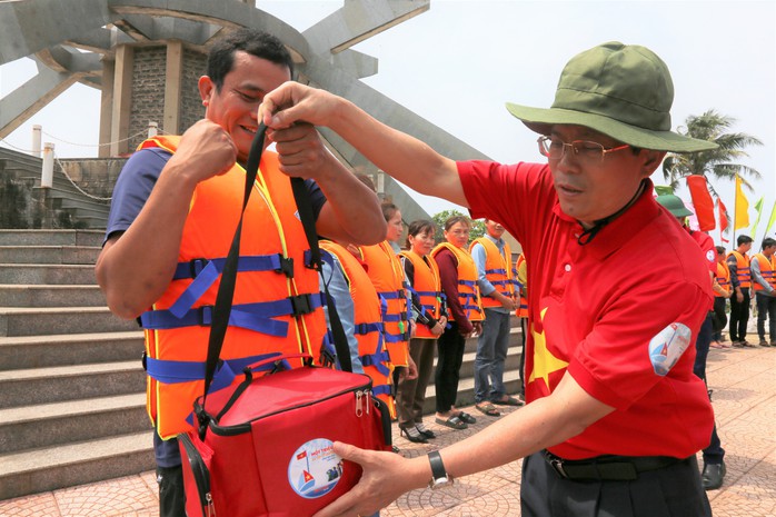 Xúc động hình ảnh cờ Tổ quốc tung bay trên huyện đảo Cồn Cỏ - Ảnh 6. Xúc động hình ảnh cờ Tổ quốc tỷ lệ kèo nhà cái malaysia trên huyện đảo Cồn Cỏ - Ảnh 6.