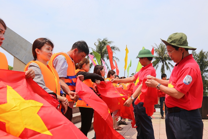 Xúc động hình ảnh cờ Tổ quốc tung bay trên huyện đảo Cồn Cỏ - Ảnh 8. Xúc động hình ảnh cờ Tổ quốc tỷ lệ kèo nhà cái malaysia trên huyện đảo Cồn Cỏ - Ảnh 8.
