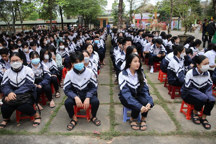 “Đưa trường học đến thí sinh” ở Quảng Trị: Sinh viên cần trang bị kiến thức, kỹ năng gì để lập nghiệp? - Ảnh 1.