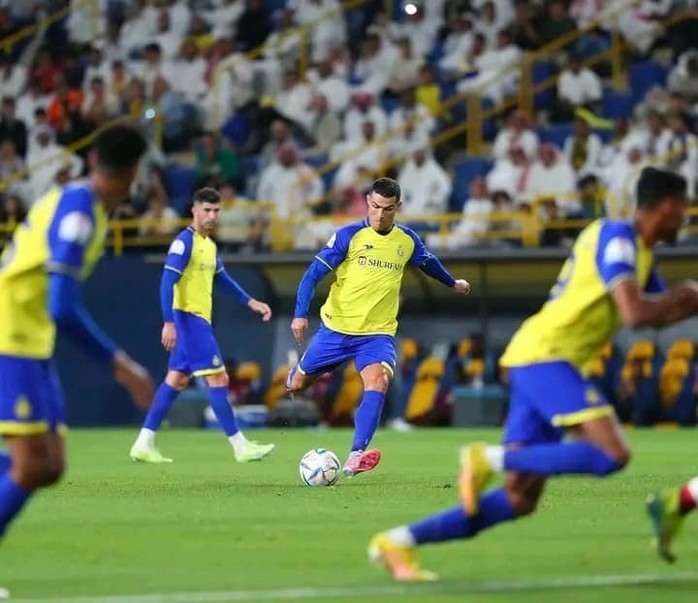 Ronaldo lập siêu phẩm giúp Al Nassr lội ngược dòng - Ảnh 1.