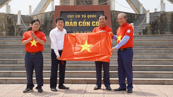 Xúc động hình ảnh cờ Tổ quốc tung bay trên huyện đảo Cồn Cỏ - Ảnh 3. Xúc động hình ảnh cờ Tổ quốc tỷ lệ kèo nhà cái malaysia trên huyện đảo Cồn Cỏ - Ảnh 3.