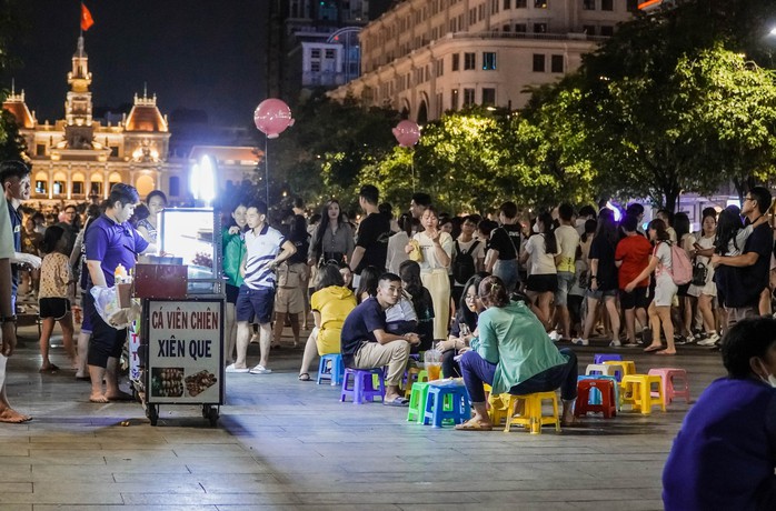 Hàng rong “đóng chiếm” ngay trung tâm TP HCM - Ảnh 3.