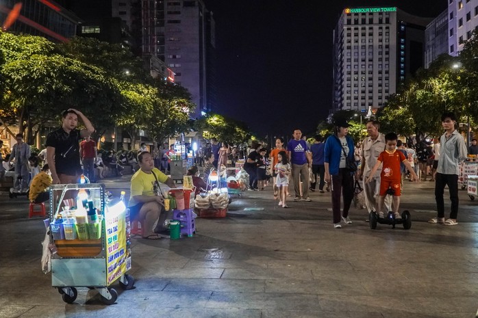 Hàng rong “đóng chiếm” ngay trung tâm TP HCM - Ảnh 5.