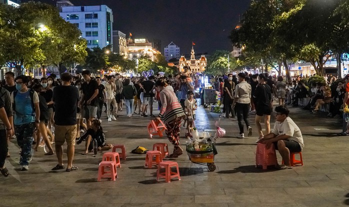 Hàng rong “đóng chiếm” ngay trung tâm TP HCM - Ảnh 4.