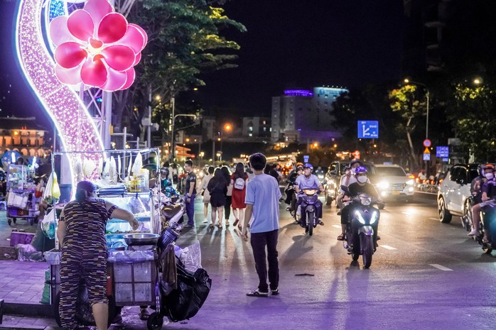 Hàng rong “đóng chiếm” ngay trung tâm TP HCM - Ảnh 8.