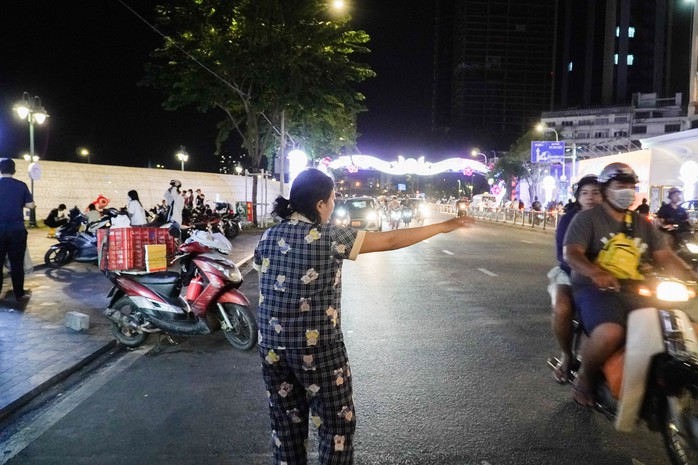 Hàng rong “đóng chiếm” ngay trung tâm TP HCM - Ảnh 10.