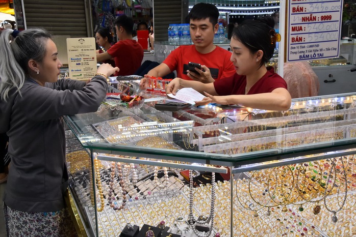 Giá vàng hôm nay 20-3: Vàng SJC, vàng nhẫn “quay xe” lao dốc - Ảnh 1.