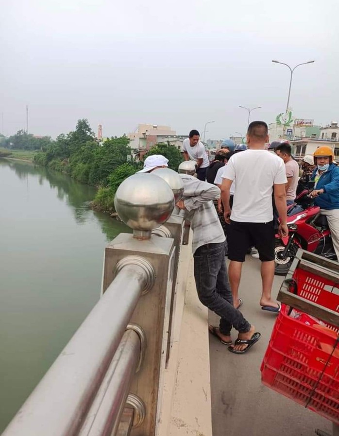 Công an triệu tập người để lại dép và thư tuyệt mệnh gửi vợ yêu trên cầu - Ảnh 3.