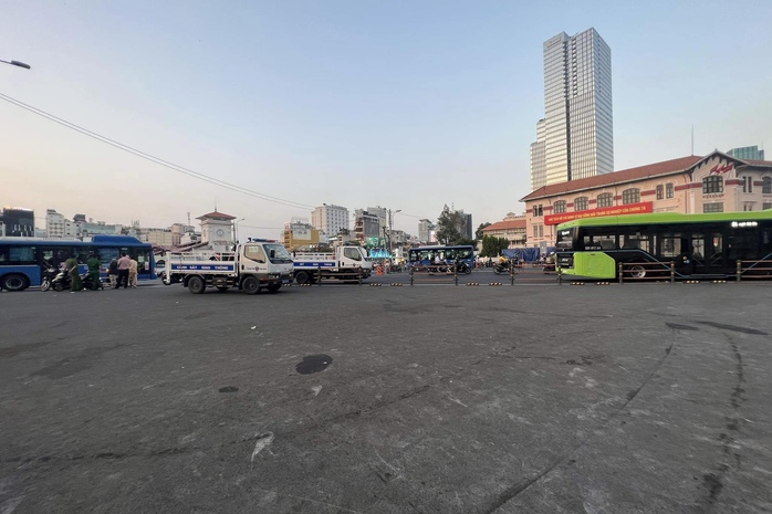 TP HCM: Xe buýt điện và xe máy va chạm gần chợ Bến Thành - Ảnh 3.