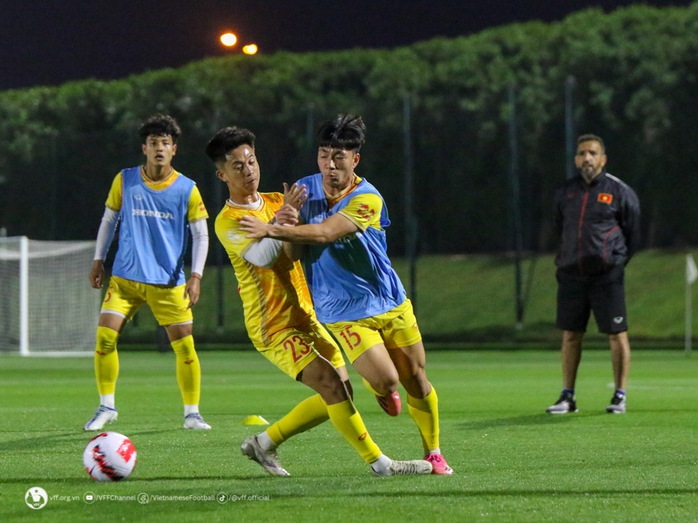 U23 Việt Nam làm quen với bóng thi đấu và khung giờ mới - Ảnh 1.