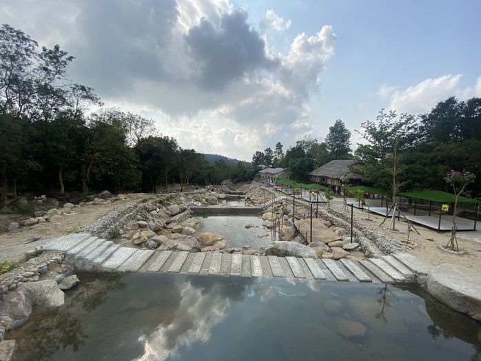 Đà Nẵng: Yêu cầu tháo dỡ kè ngăn suối tại khu vực Suối Lương - Ảnh 1.