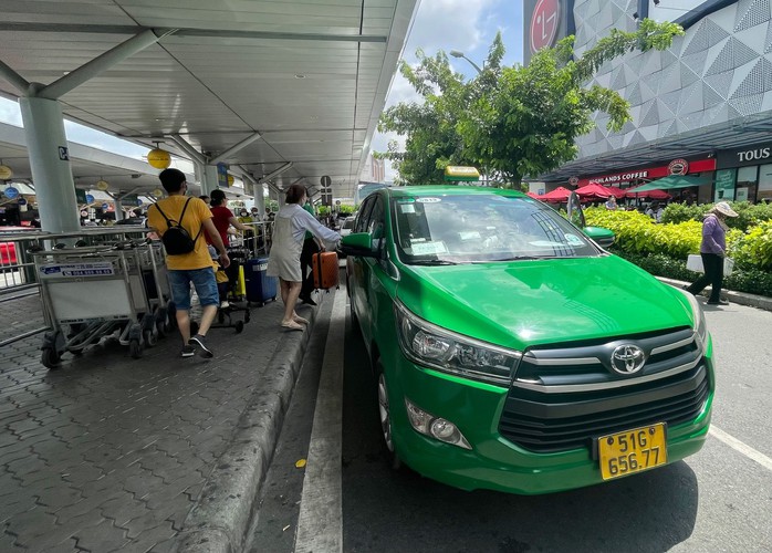 Khách đi taxi Tân Sơn Nhất sẽ cõng 3 loại phí - Ảnh 1.